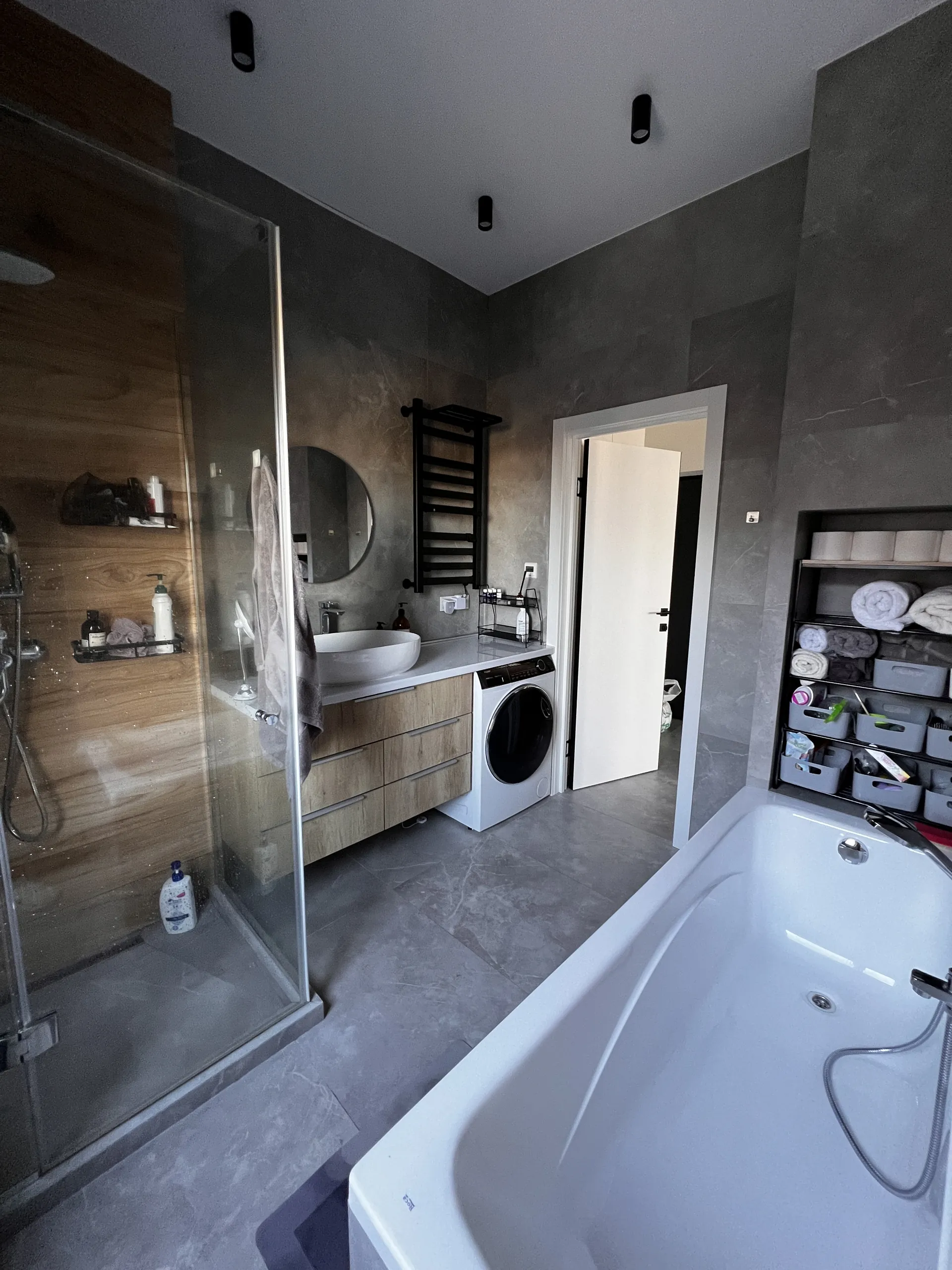 Ванная: душевая, ванна и стиральная машина